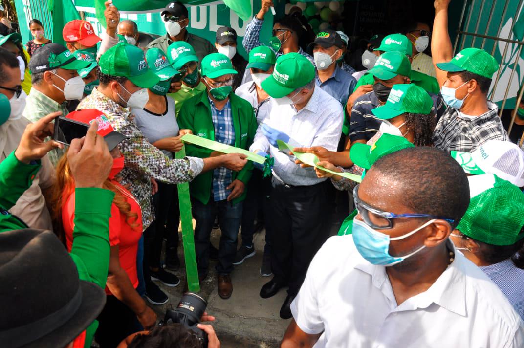 El exmandatario dejó inaugurado tres locales de la Fuerza del Pueblo. 