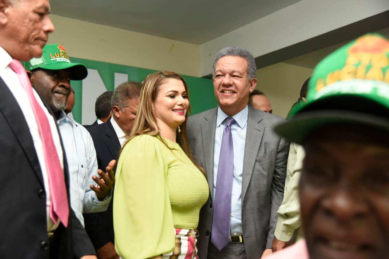 El proclamado candidato se hizo acompañar de su candidata a vicealcalde, Keyla Reyna, quien también fue proclamada por el exmandatario. 