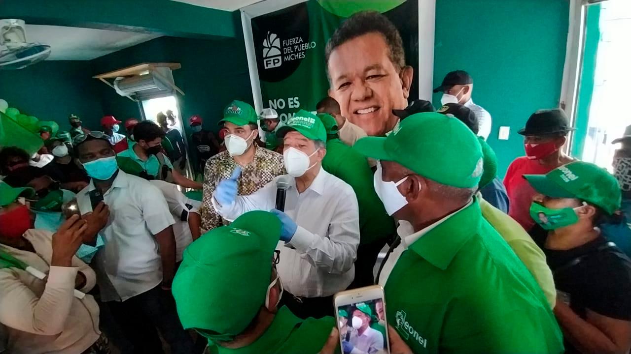 Leonel Fernández al ofrecer unas palabras durante la inauguración de un local de la Fuerza de Pueblo.  