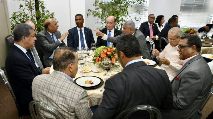 Leonel Fernández pasa lista de sus tropas del Congreso Nacional