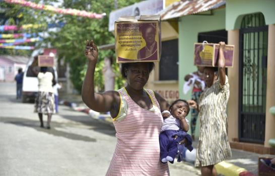 Leonel inicia reparto de cajas navideñas en comunidad de Guerra Leonel inicia reparto de cajas navideñas en comunidad de Guerra