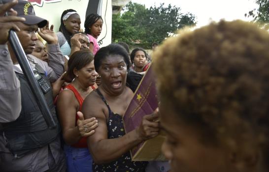 Leonel inicia reparto de cajas navideñas en comunidad de Guerra Leonel inicia reparto de cajas navideñas en comunidad de Guerra