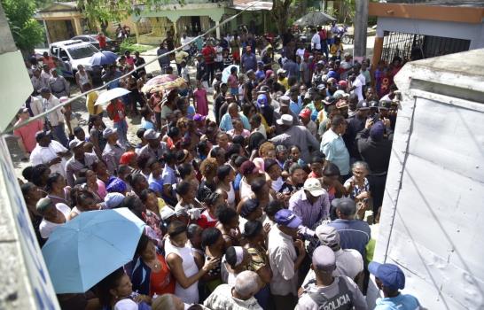 Leonel inicia reparto de cajas navideñas en comunidad de Guerra Leonel inicia reparto de cajas navideñas en comunidad de Guerra