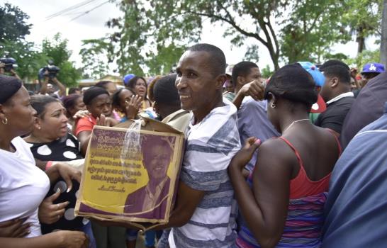 Leonel inicia reparto de cajas navideñas en comunidad de Guerra Leonel inicia reparto de cajas navideñas en comunidad de Guerra