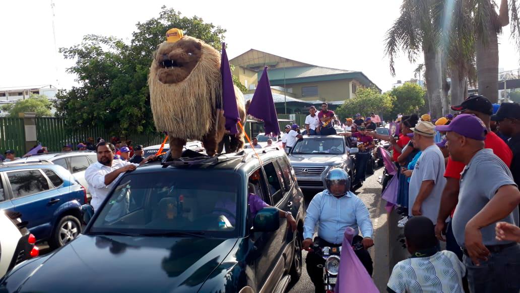 Seguidores de Fernández llevaron un león, símbolo que en el PLD representa al exmandatario. 