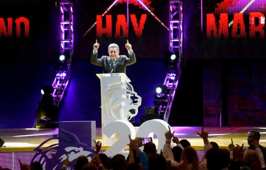 Políticos aprovechan la Navidad para mostrar su lado festivo y solidario