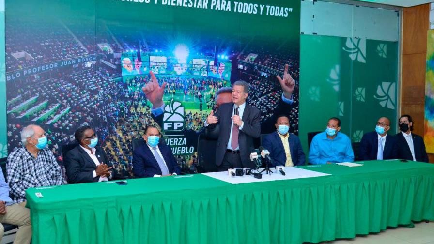 Leonel sugiere aumento de salarios a empleados públicos y retomar programas sociales