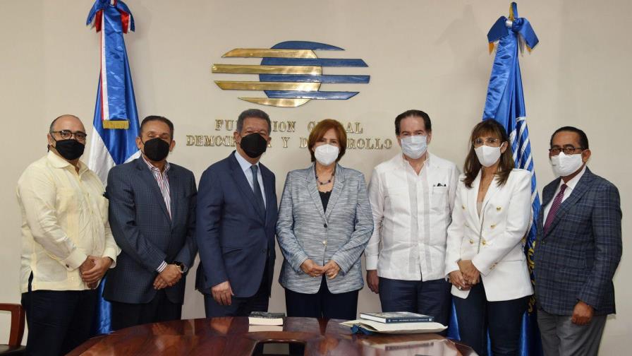 Ministra de Cultura se reúne con Leonel Fernández