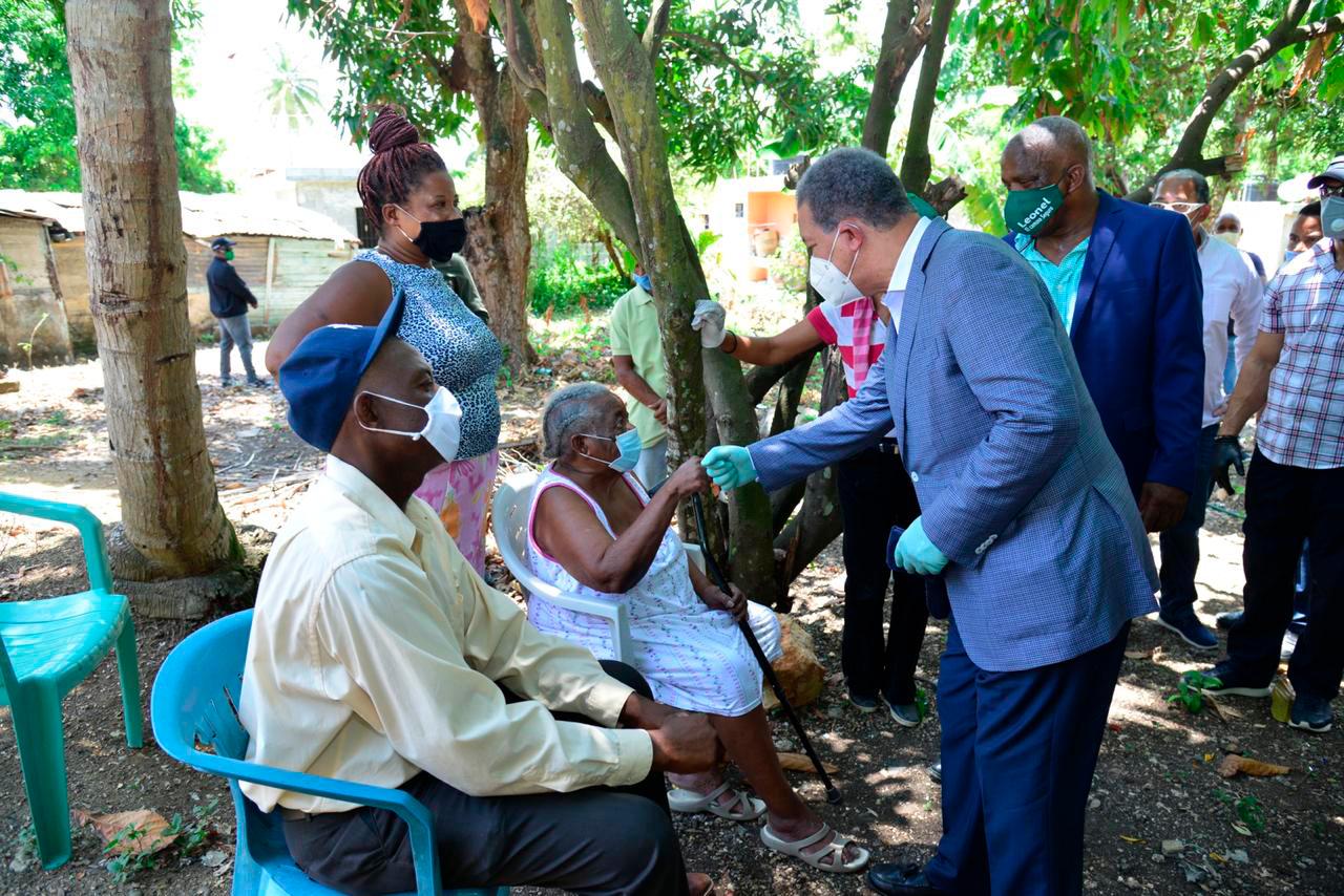 En el recorrido por Santo Domingo Norte, el líder de la Fuerza del Pueblo conversó con los residentes de esta zona.