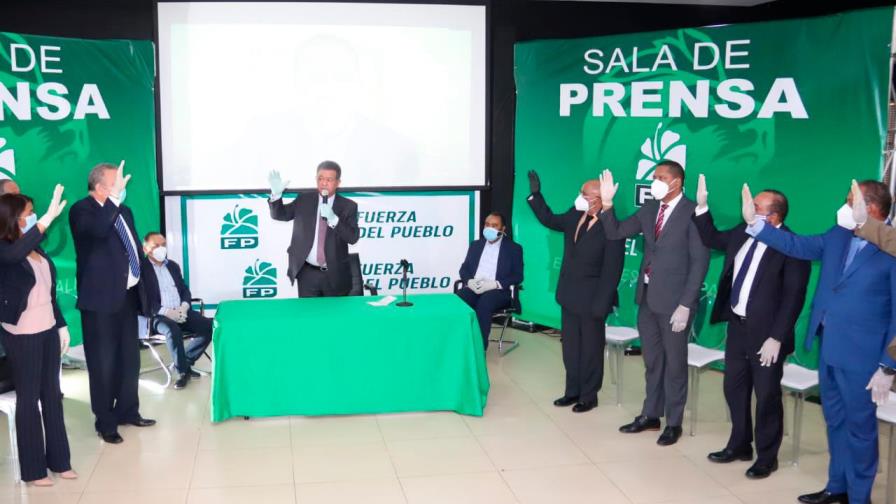 Leonel juramenta en la Fuerza del Pueblo a exmiembros del PLD