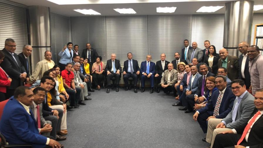 Leonel se reúne otra vez con legisladores en Funglode