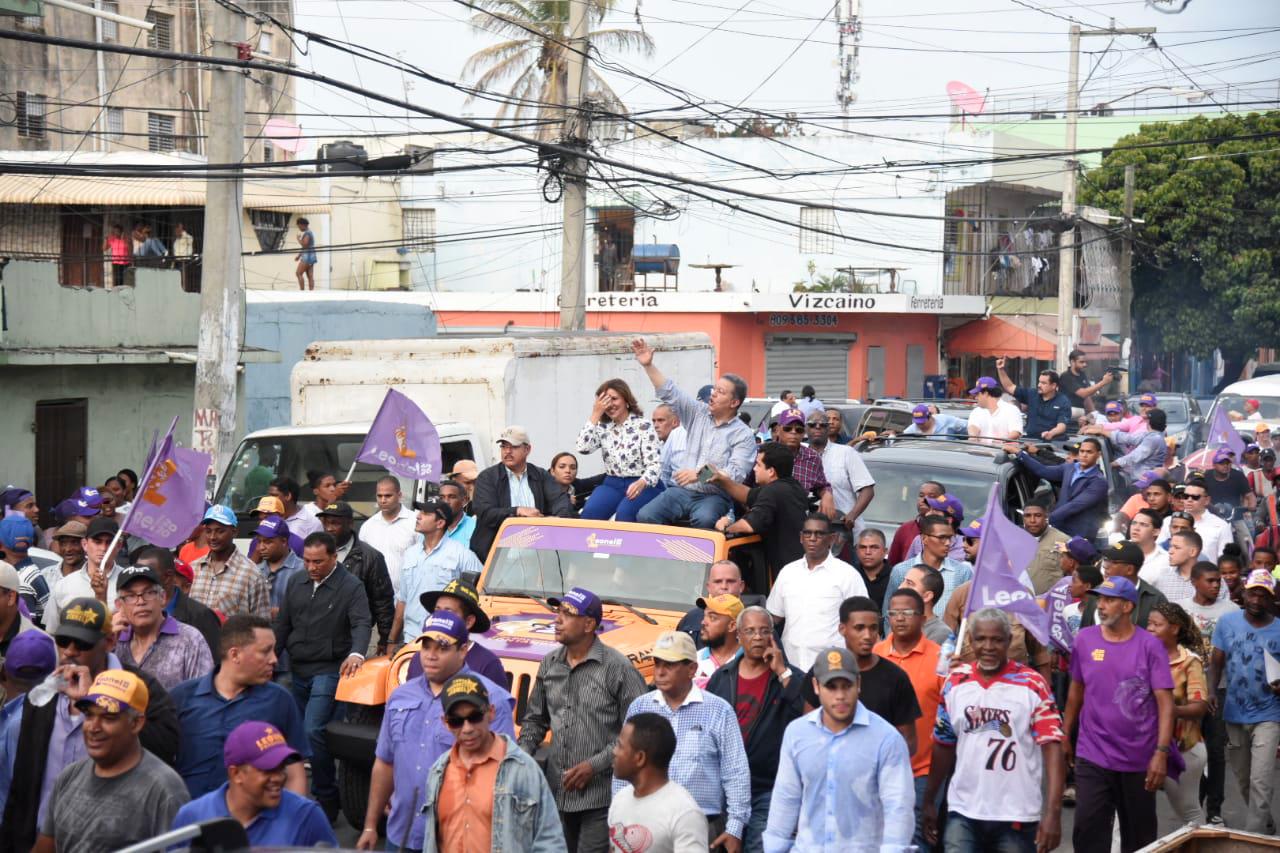 Leonel y Margarita durante el recorrido por la parte alta de la capital. 