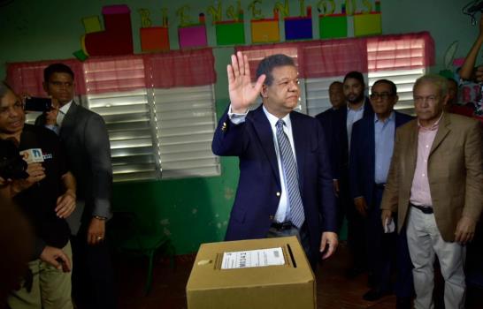 Leonel Fernández vota y afirma que “todo va muy bien hasta ahora” 