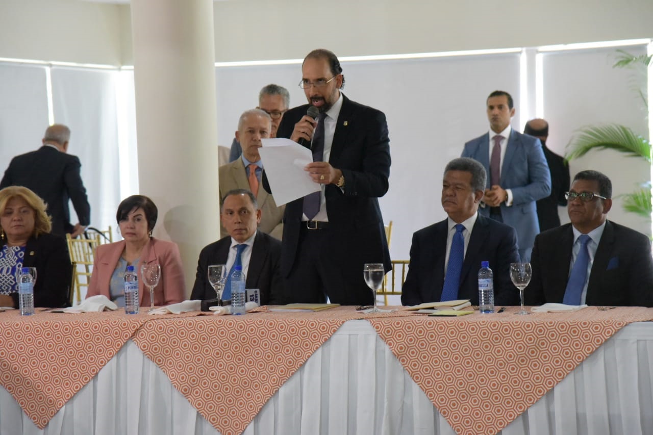 El diputado Henry Merán habla durante el almuerzo en representación de los 35 legisladores que se dieron cita al encuentro.