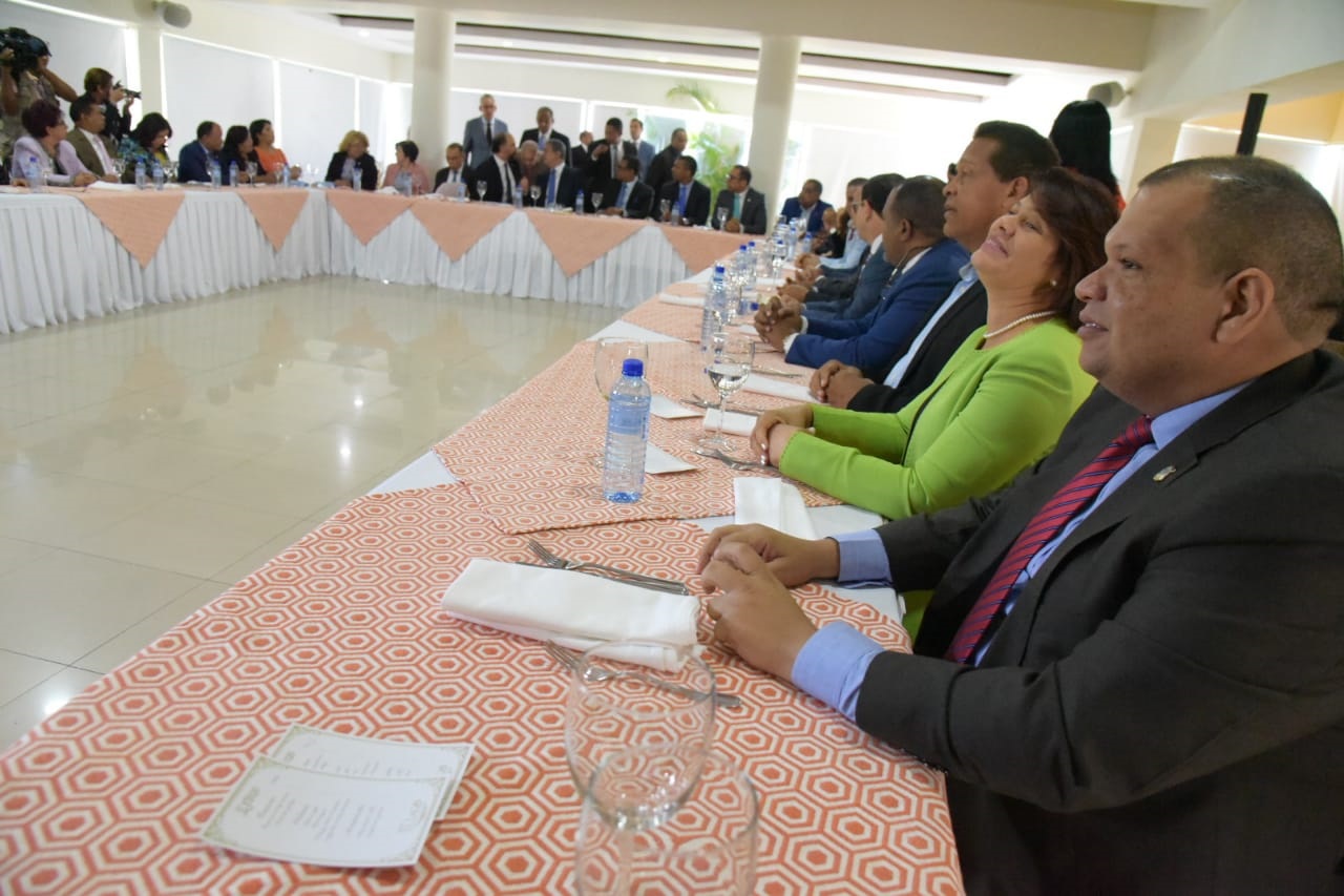 El encuentro del expresidente Fernández con diputados de su partido se desarrolla en el restaurante El Lago, en el Mirador Norte.