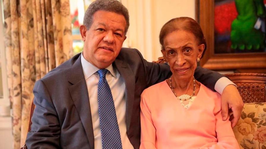 Doña Yolanda está en cuidados intensivos; Leonel y Margarita la acompañan en la clínica Abel González 