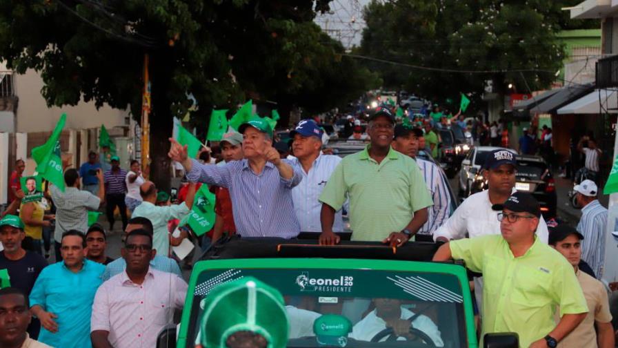 Leonel y Johnny encabezan caravana en el Distrito Nacional 