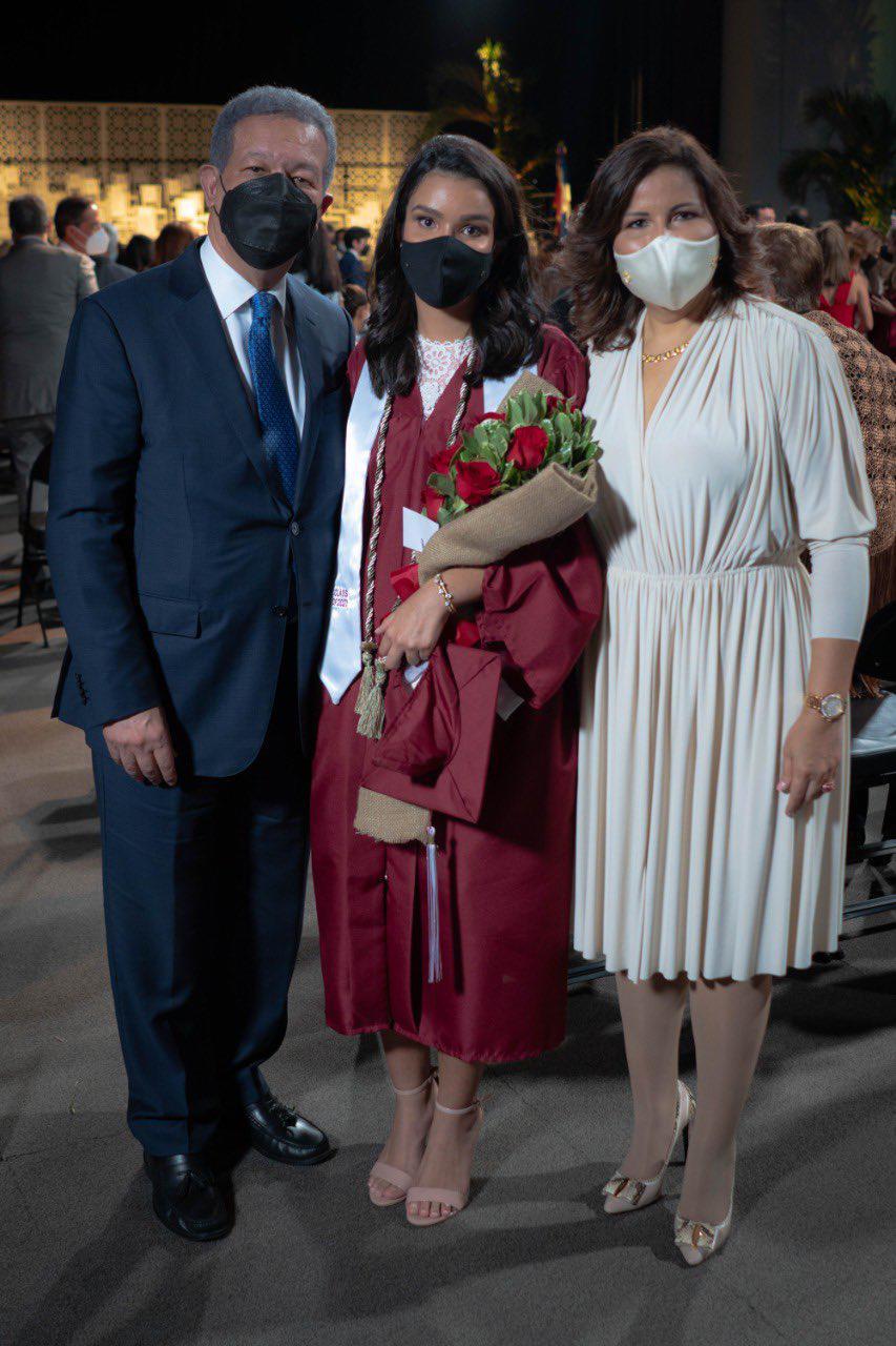 Leonel y Margarita, juntos en graduación de hija