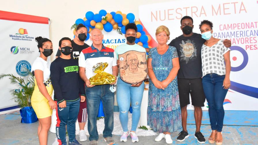 Federación Dominicana de Pesas tributa homenaje de despedida a su entrenador Liavontsi Hancharenka Federación Dominicana de Pesas tributa homenaje de despedida a su entrenador Liavontsi Hancharenka