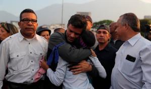 Opositor López sale de embajada española, parte de Venezuela