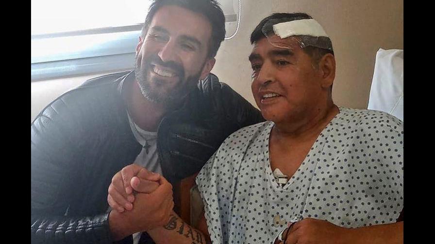 Médico de Maradona insultó a sus hijas y dijo que merecía un monumento