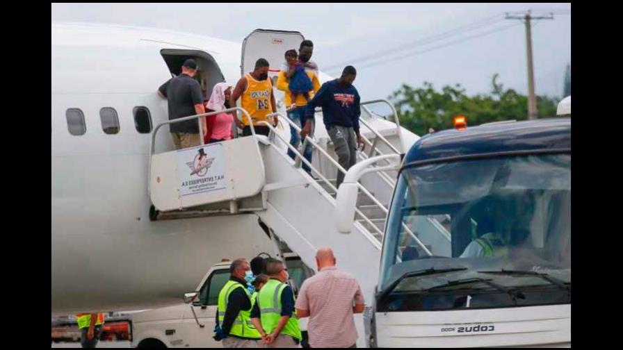 Cuba deportó a cientos de haitianos en seis vuelos y un barco Cuba deportó a cientos de haitianos en seis vuelos y un barco