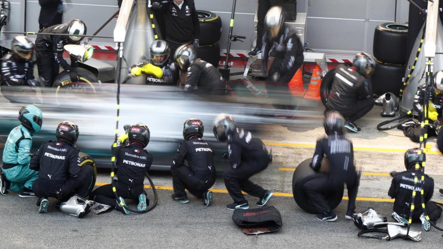 La Mercedes prueba en Barcelona un sistema que actúa sobre la dirección de su F1 La Mercedes prueba en Barcelona un sistema que actúa sobre la dirección de su F1