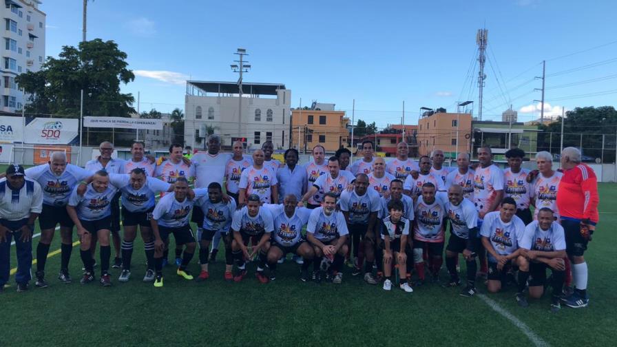 Celebran partido Leyendas del fútbol República Dominicana