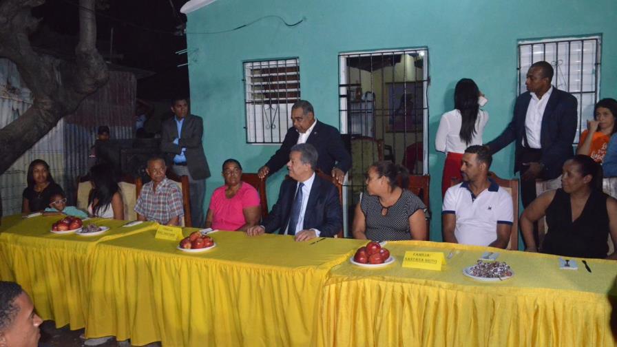 Leonel Fernández cena en la Jeringa de San Cristóbal