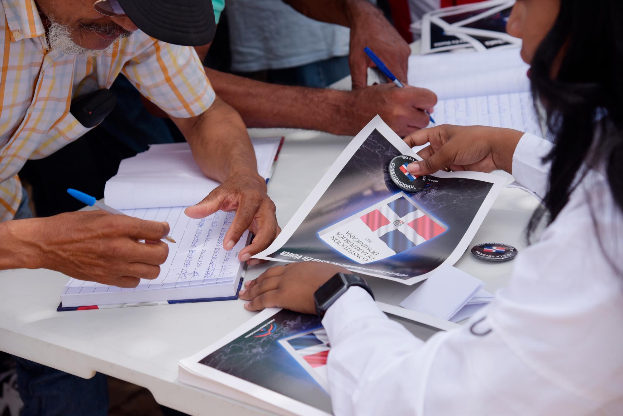 Cientos de personas firman libro para que no se reforme la Constitución y poder evitar la reelección del presidente Danilo Medina.