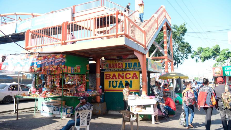 Cabildos no han logrado liberar los puentes peatonales de los vendedores ambulantes
