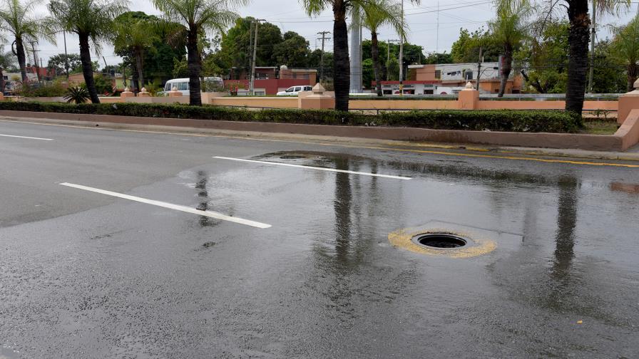 Exigen solución a brote de agua cloacal en Las Américas