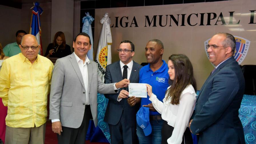 Plan Dominicana Limpia entrega premios a ganadores de concurso “Recicla en Navidad 2018”