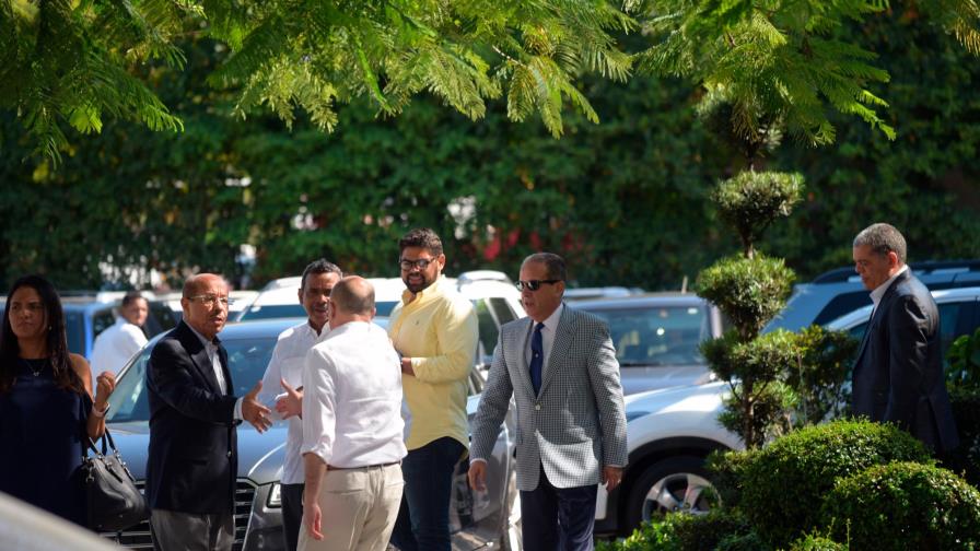 Cinco aspirantes presidenciales del PLD se reúnen en un restaurante de Piantini Cinco aspirantes presidenciales del PLD se reúnen en un restaurante de Piantini