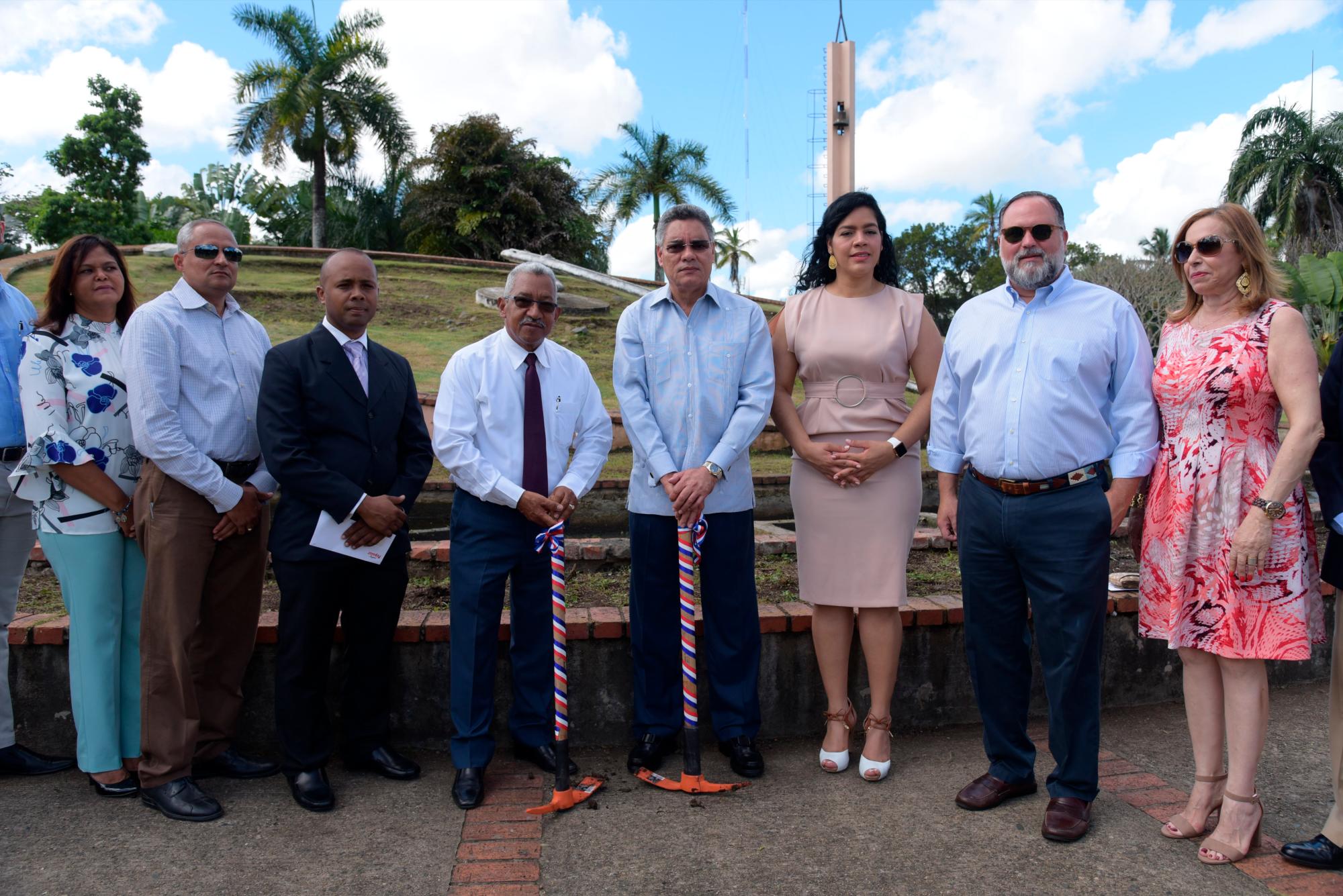 Personalidades presentes en el primer picazo.