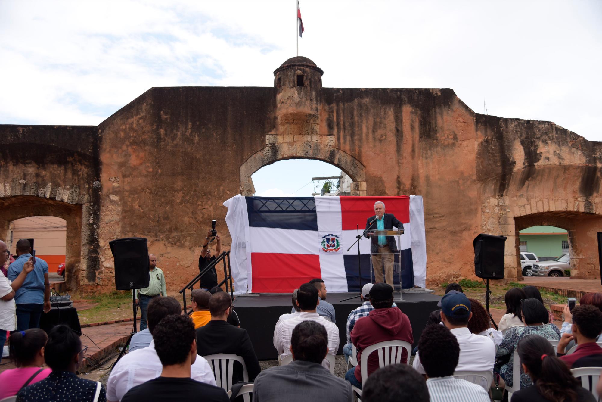 El empresario y expresidente de la Asociación Nacional de Empresas e Industriales de Herrera (ANEIH), Antonio Taveras Guzmán en la Puerta de la Misericordia. 