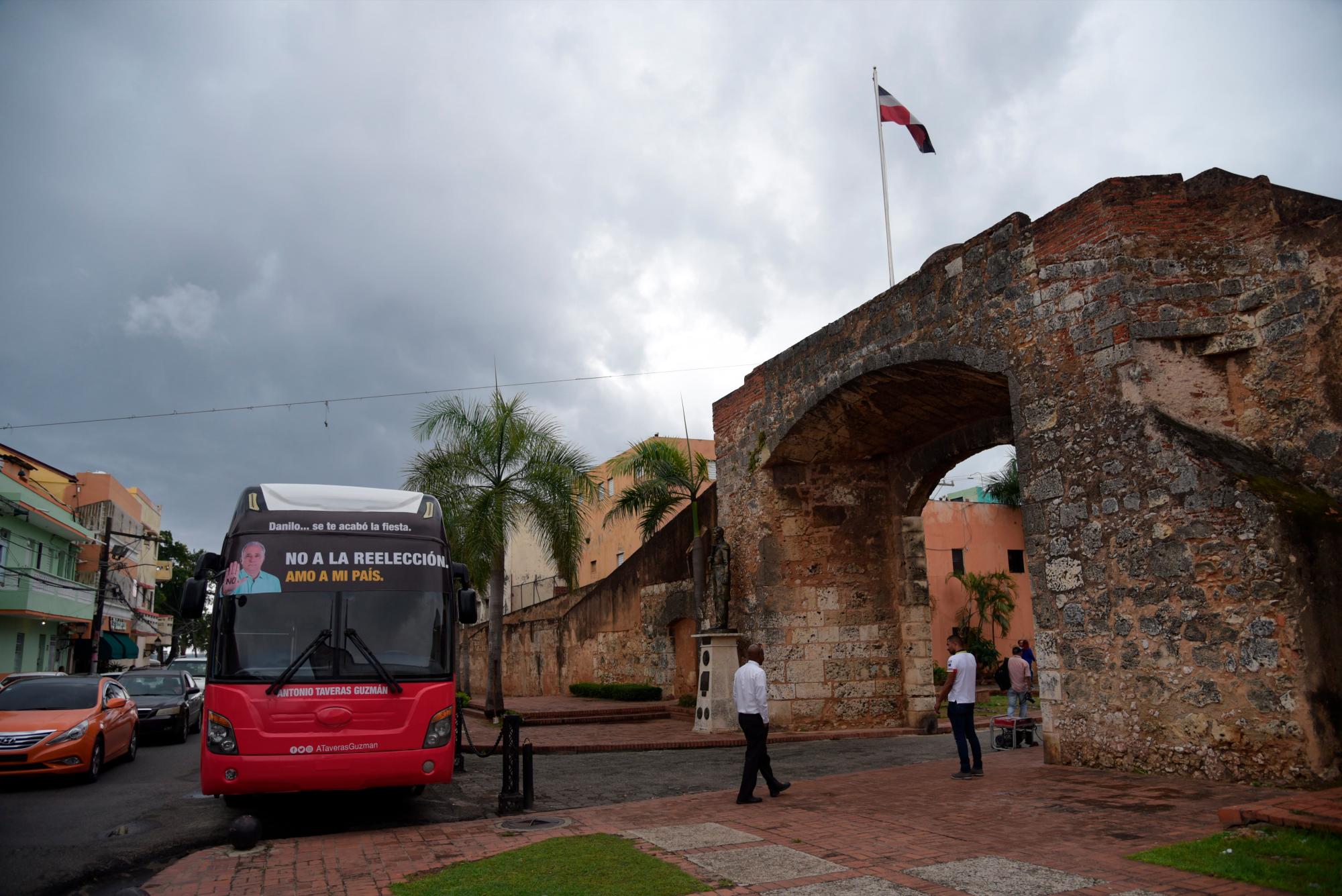 Autobus en la Puerta de la Misericordia.