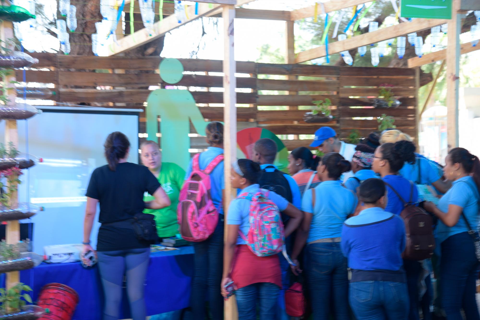 Los stand son visitados por el público. (Luis Gómez)