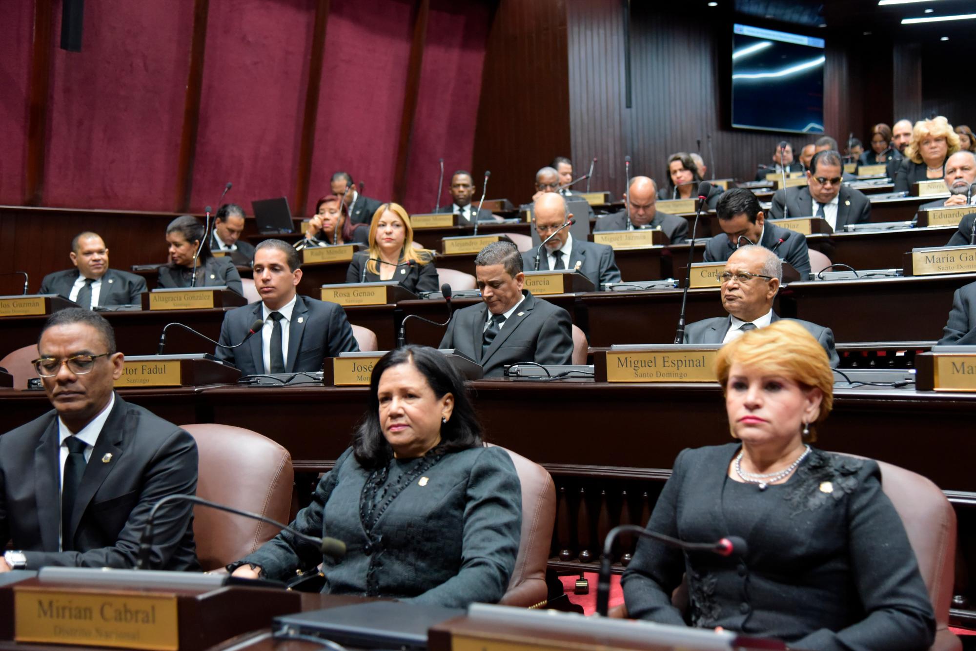 La diputada del Partido de la Liberación Dominicana, Miriam Cabral (al centro), ha dicho que no optaría nueva vez a ese puesto.