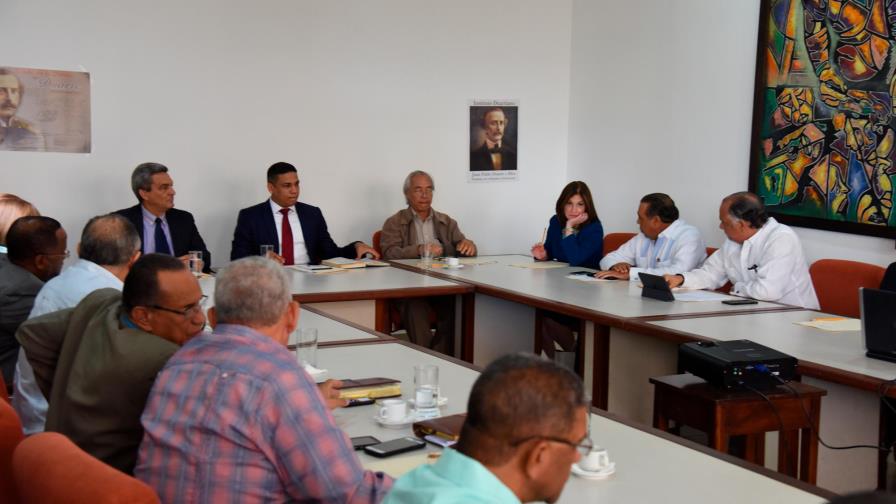 Ministro de Trabajo dice está a punto lograr decisión para aumento salarial