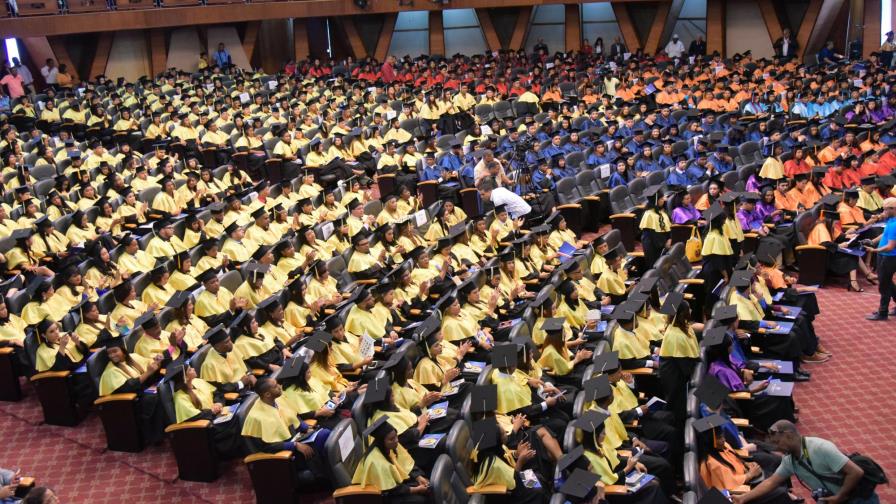La UASD gradúa 793 nuevos profesionales en diferentes carreras 