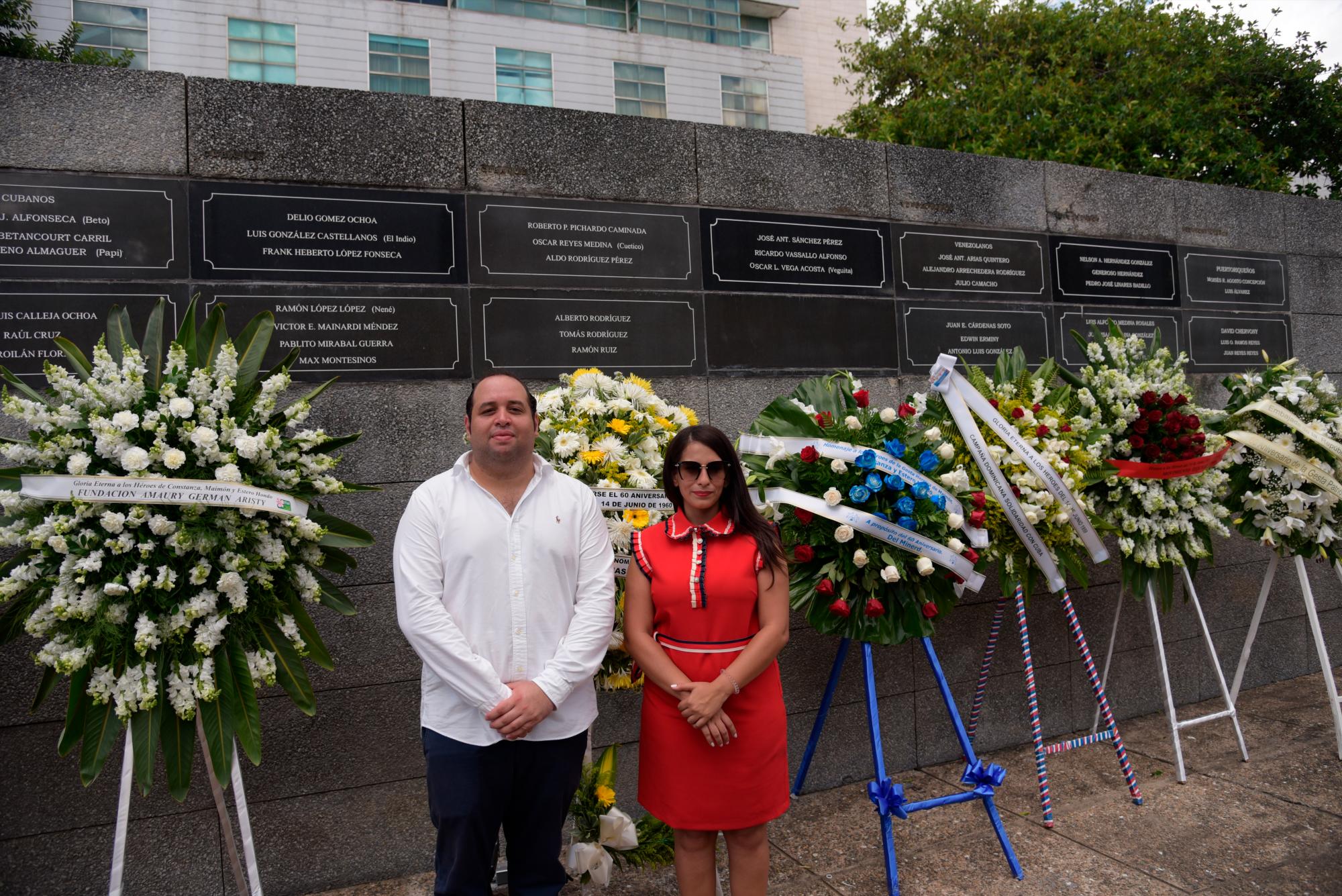 Al menos 10 ofrendas florales fueron depositadas en las primeras horas de la mañana( Luis Gómez)