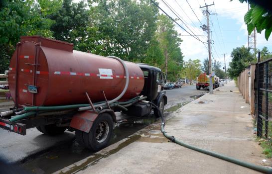 Vendedores de agua en camiones cisterna dicen confrontan dificultades para abastecerse