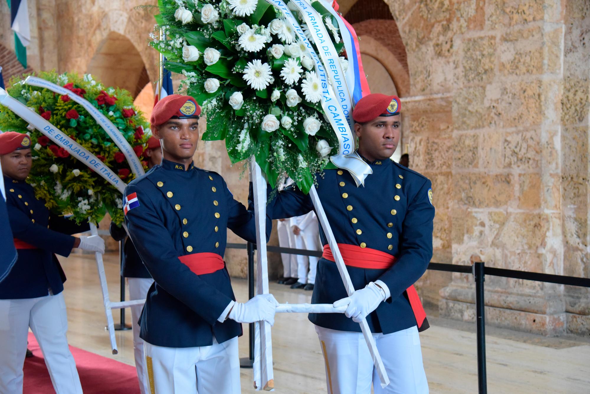 Momentos en que depositan el arreglo floral en honor al almirante Gambiaso. 