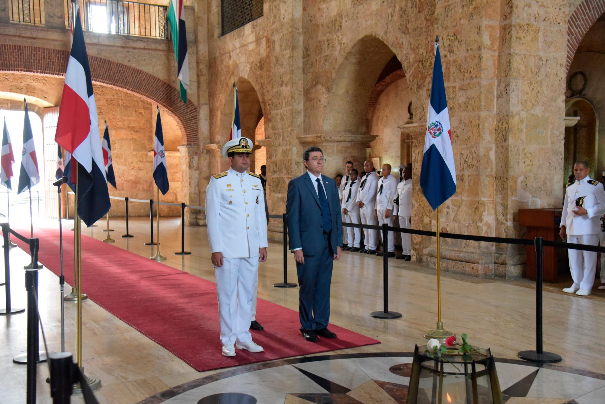 Contralmirante Julio Ángel Morales y Andrea Canepari, embajador de Italia en RD 