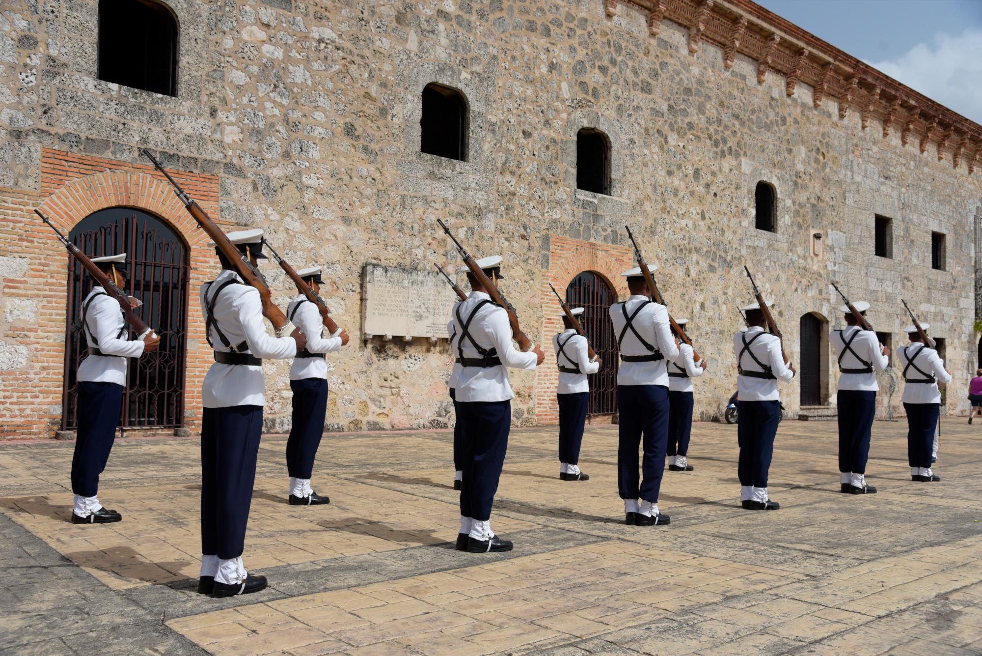 Miembros de la Armada en exhibición de armas. 