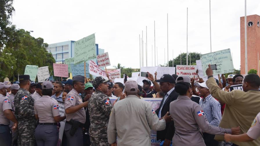 Campesinos de El Seibo denuncian “un cubano” les quitó sus tierras Campesinos de El Seibo denuncian “un cubano” les quitó sus tierras