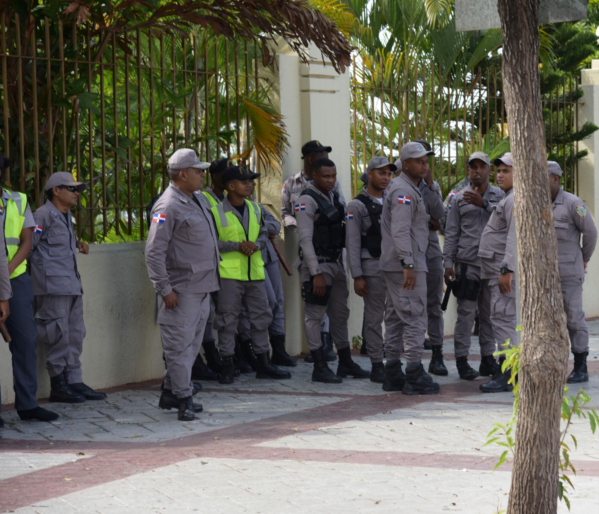 Los policías que se mantienen en los alrededores del Congreso Nacional este lunes 24 de junio.