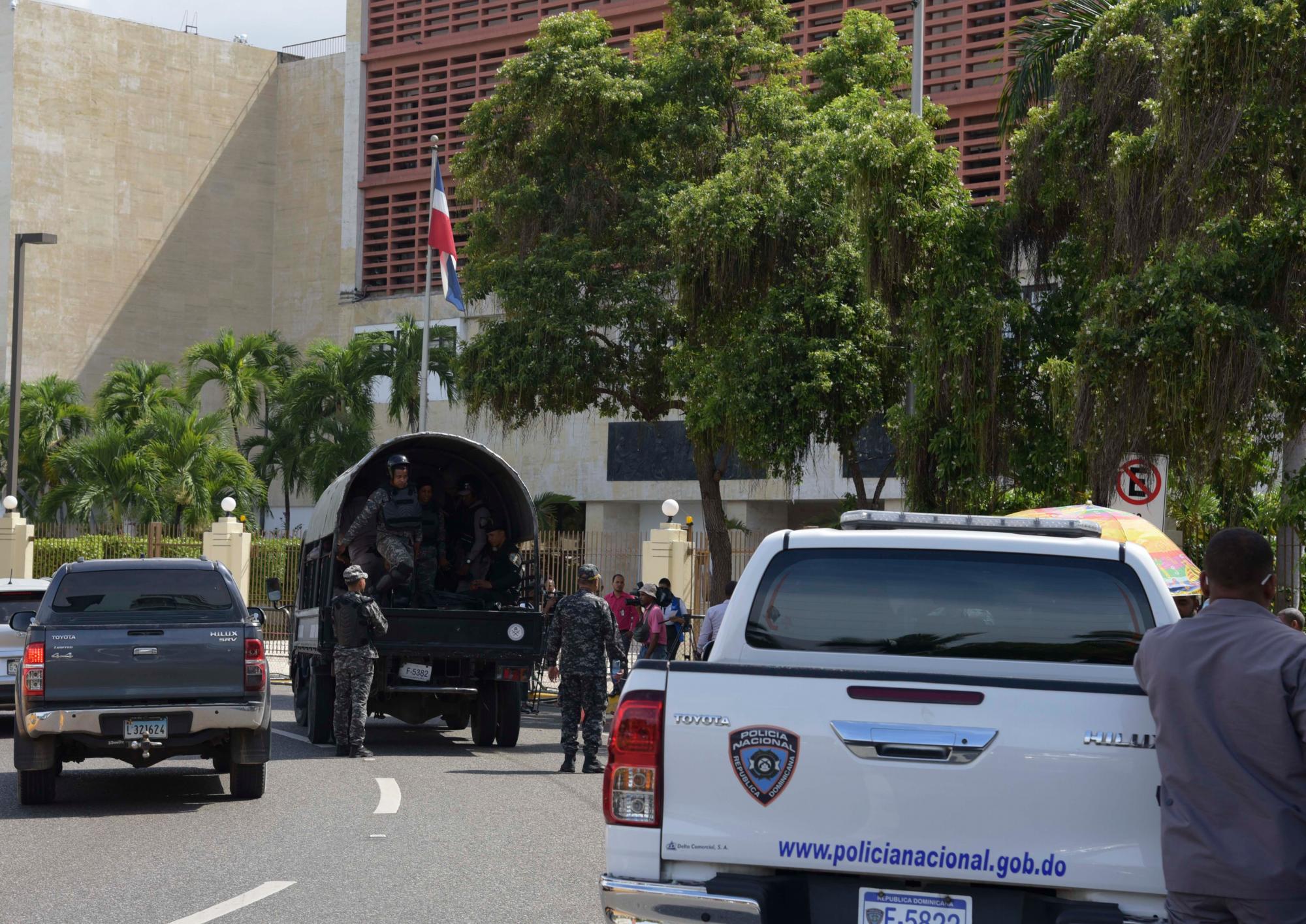 Se observa una camioneta de la policía nacional estacionada a pocos metros de la entrada al edificio del Congreso Nacional.