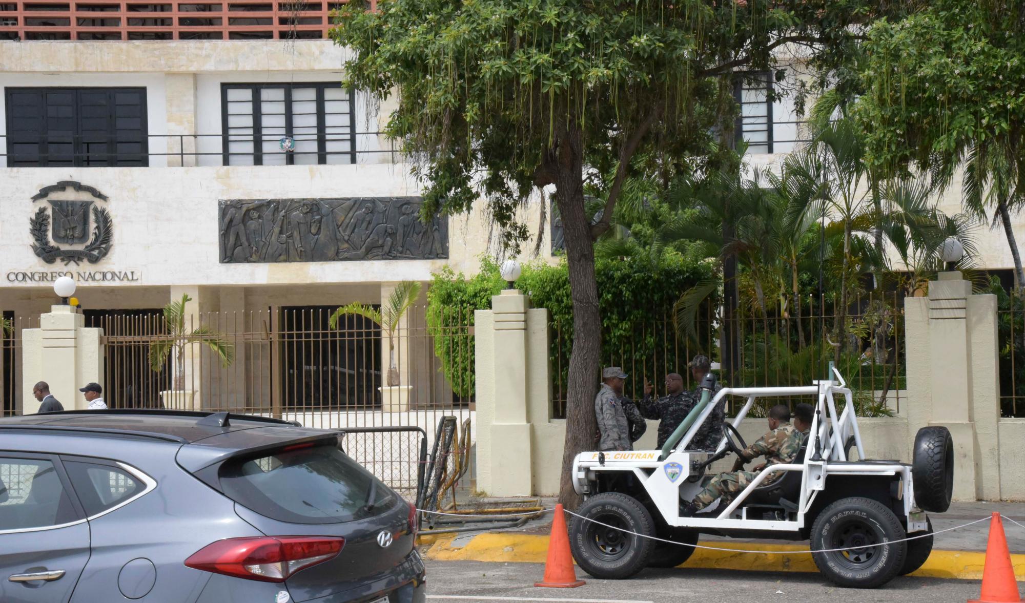 Un vehículo todo terreno del ejercito estacionado en la parte frontal de edificio sede de Congreso Nacional.